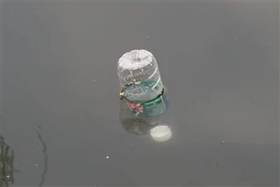 Jipproduċu 20000 flixkun tal-plastik kull sekonda, u jħalli wirt fl-ambjent g...